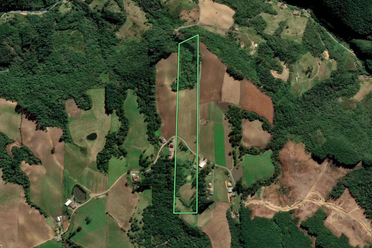 Imagem de satélite do imóvel rural em Alfredo Wagner (SC), com o contorno declarado no CAR desenhado por cima.