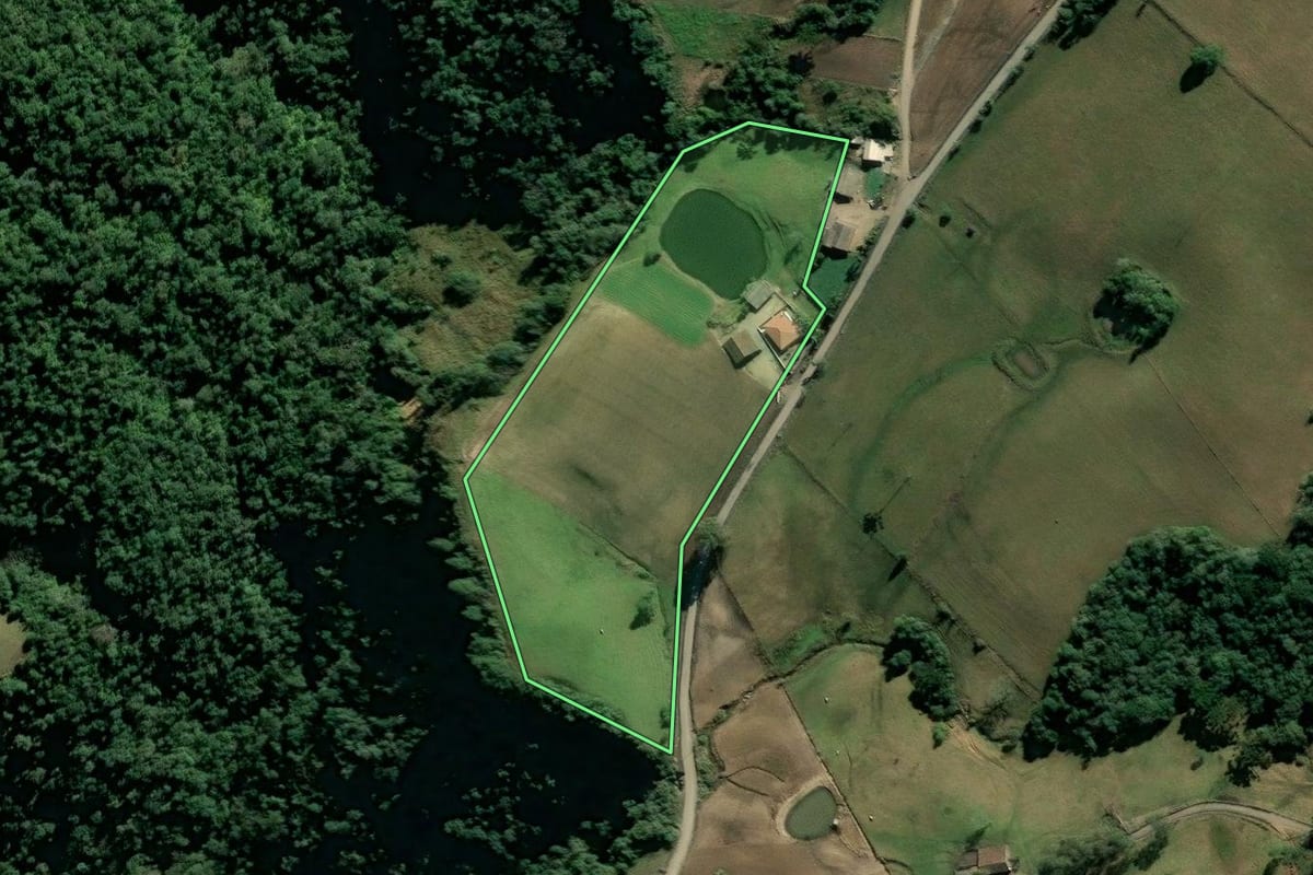 Imagem de satélite do imóvel rural em Alfredo Wagner (SC), com o contorno declarado no CAR desenhado por cima.