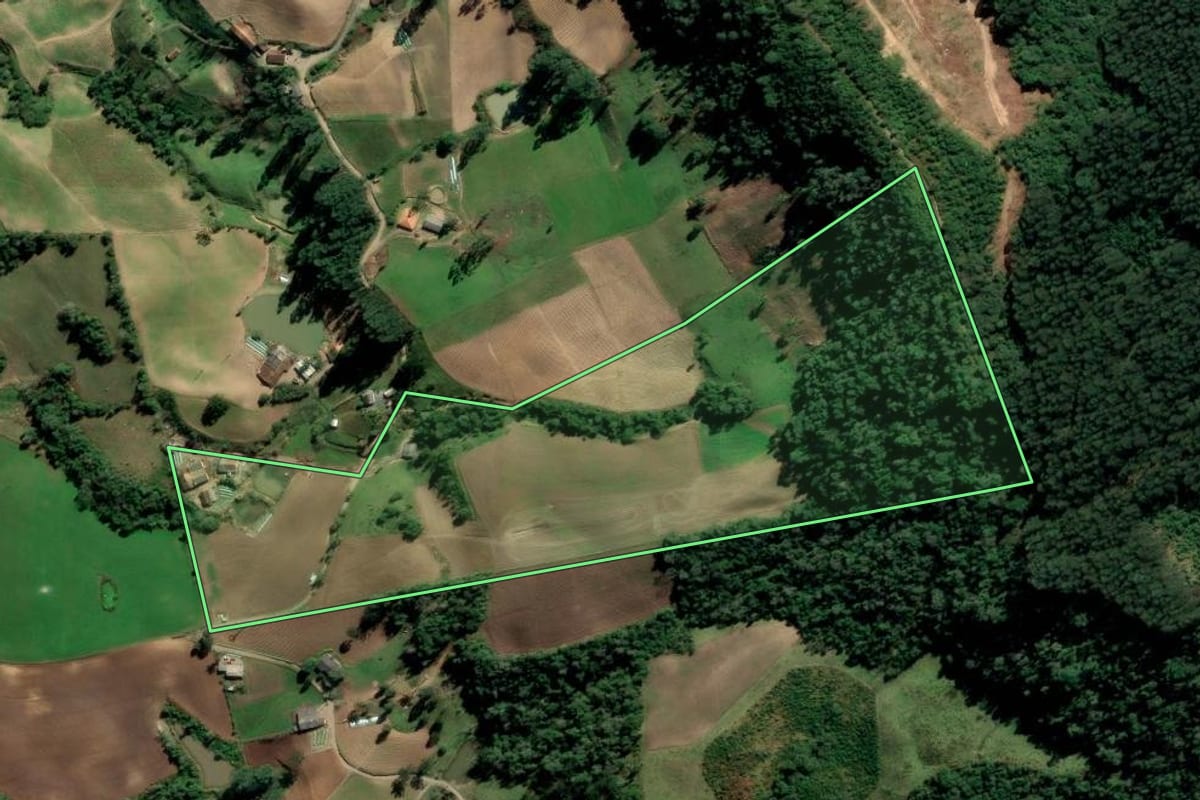 Imagem de satélite do imóvel rural em Alfredo Wagner (SC), com o contorno declarado no CAR desenhado por cima.