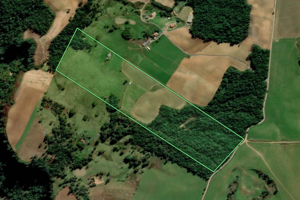 Imagem de satélite do imóvel rural em Alfredo Wagner (SC), com o contorno declarado no CAR desenhado por cima.