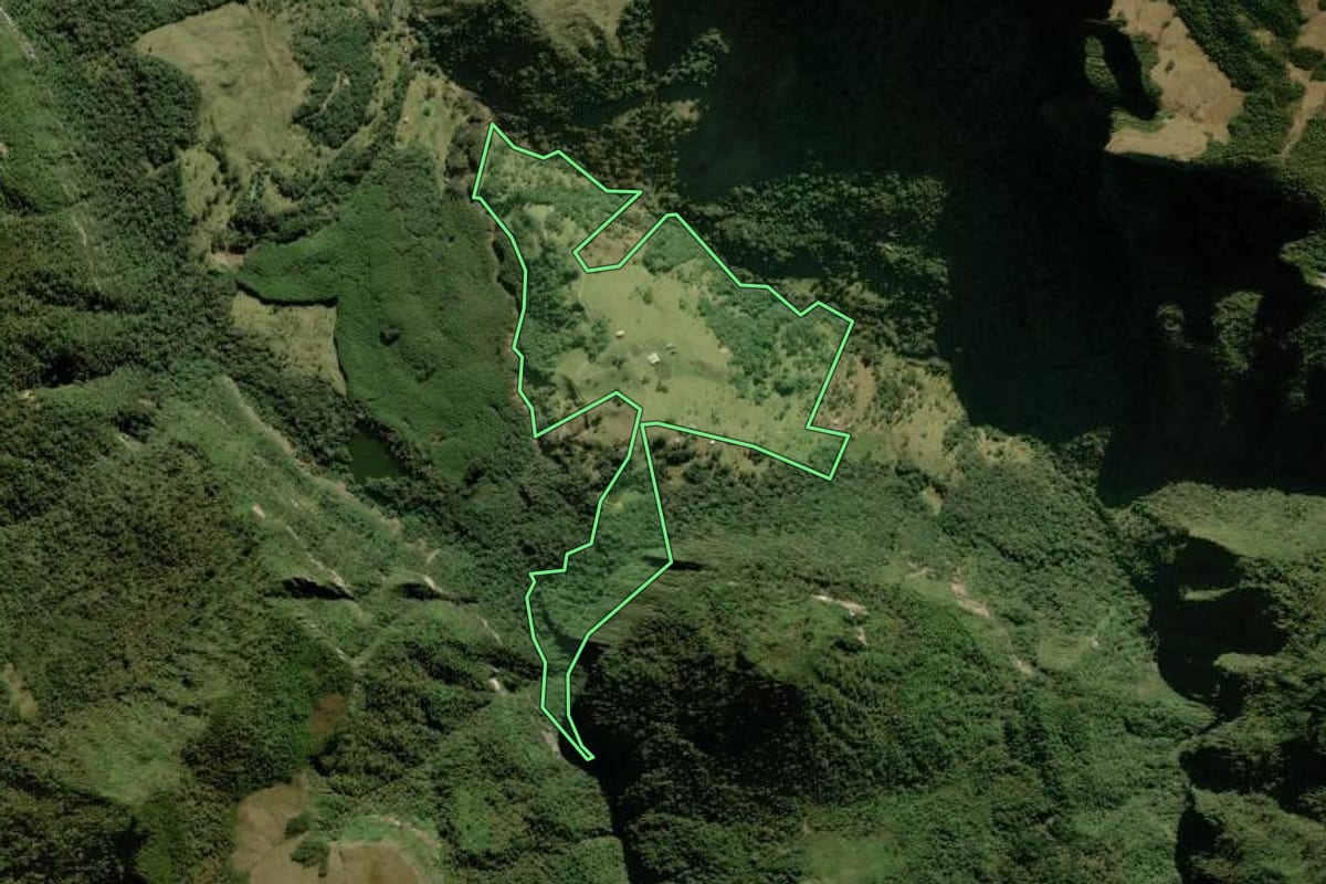 Imagem de satélite do imóvel rural em Alfredo Wagner (SC), com o contorno declarado no CAR desenhado por cima.