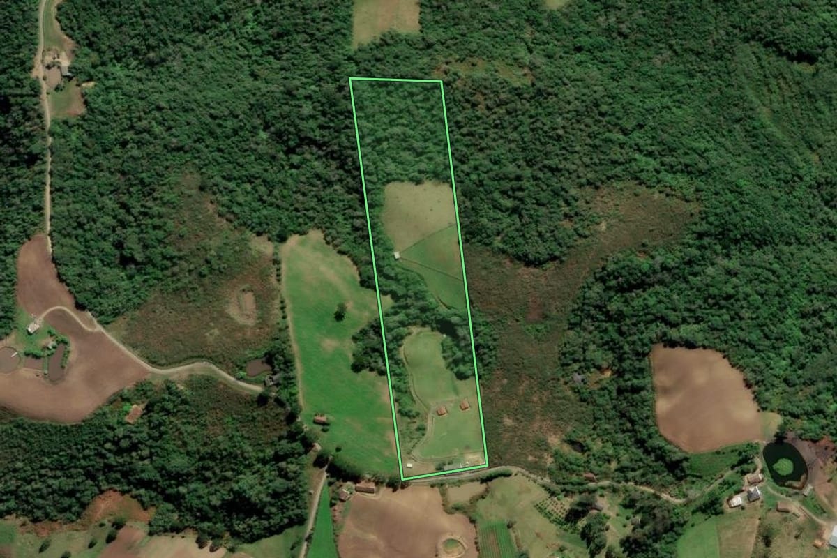 Imagem de satélite do imóvel rural em Alfredo Wagner (SC), com o contorno declarado no CAR desenhado por cima.