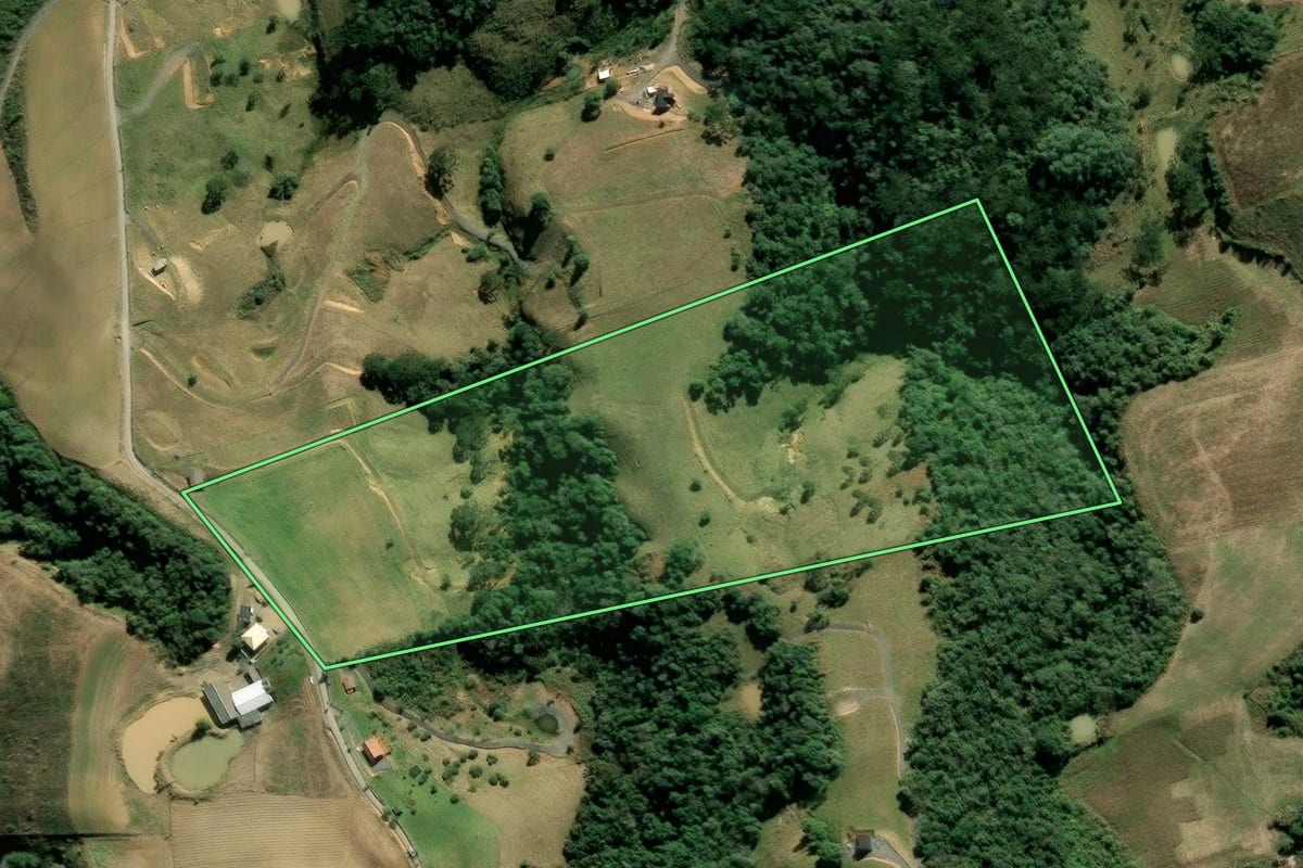 Imagem de satélite do imóvel rural em Alfredo Wagner (SC), com o contorno declarado no CAR desenhado por cima.