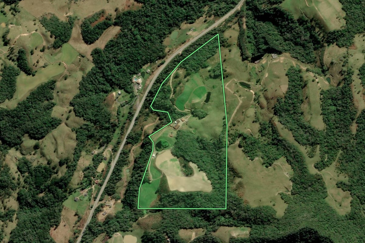 Imagem de satélite do imóvel rural em Alfredo Wagner (SC), com o contorno declarado no CAR desenhado por cima.