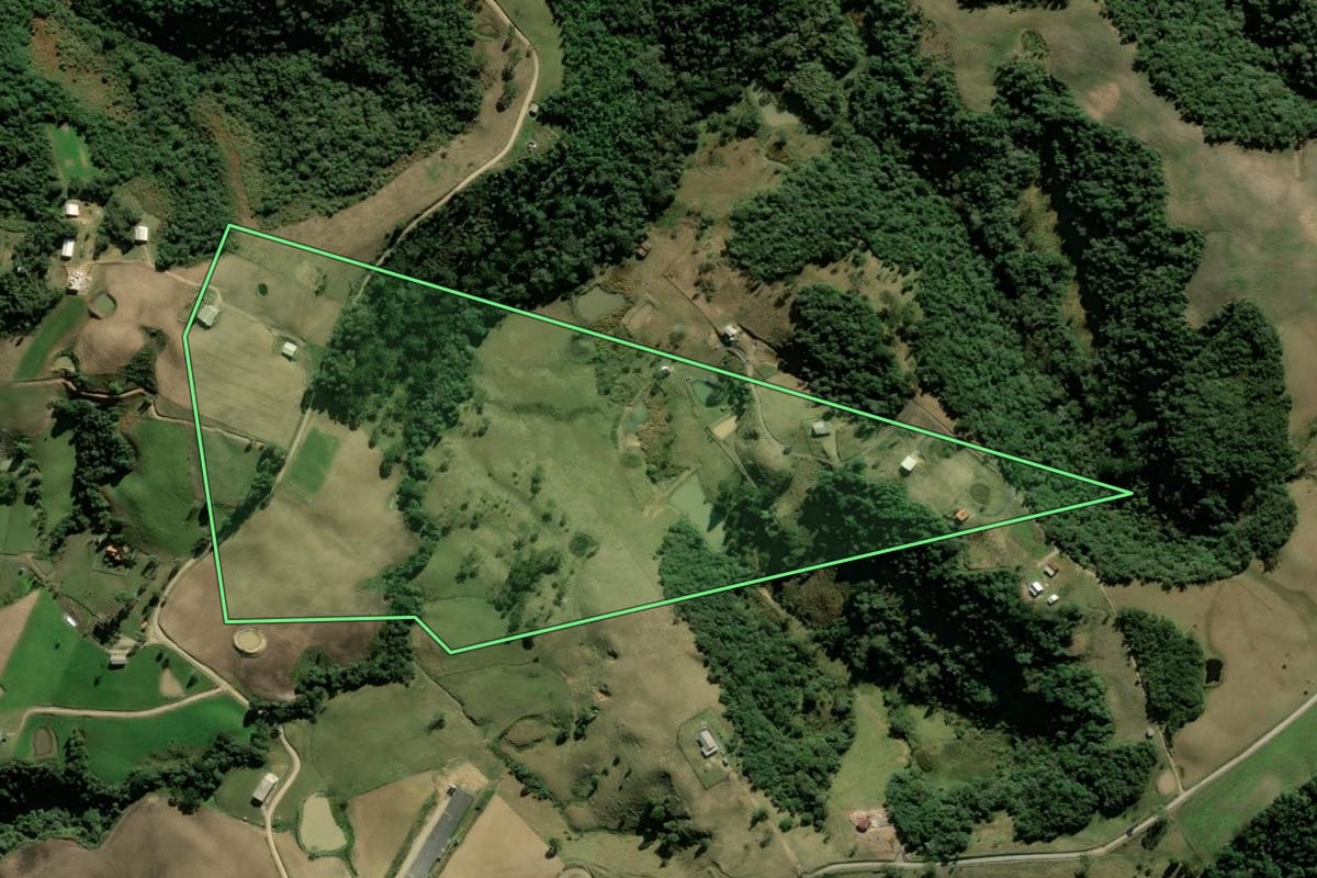 Imagem de satélite do imóvel rural em Alfredo Wagner (SC), com o contorno declarado no CAR desenhado por cima.