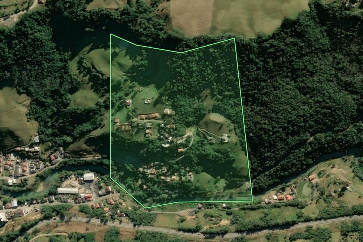Imagem de satélite do imóvel rural em Alfredo Wagner (SC), com o contorno declarado no CAR desenhado por cima.