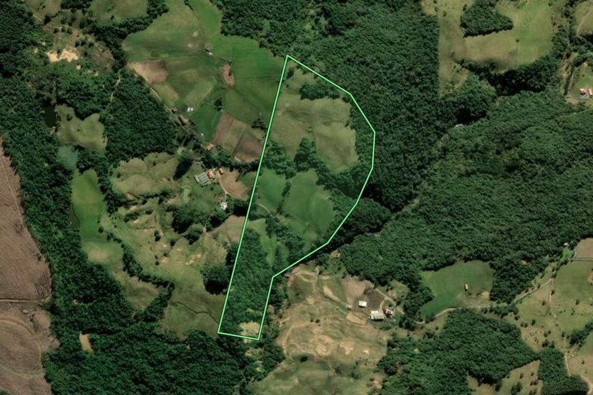 Imagem de satélite do imóvel rural em Alfredo Wagner (SC), com o contorno declarado no CAR desenhado por cima.