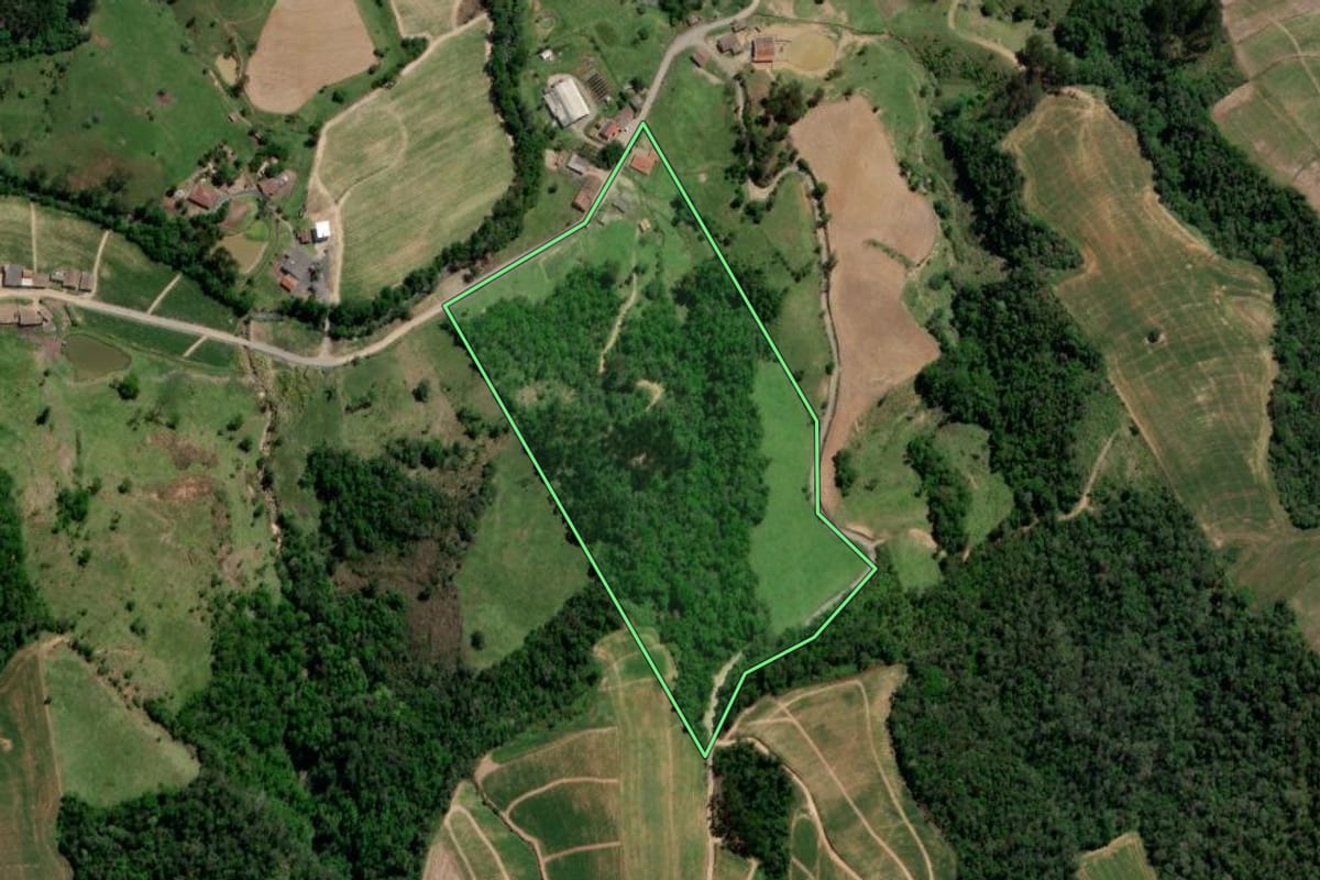 Imagem de satélite do imóvel rural em Alfredo Wagner (SC), com o contorno declarado no CAR desenhado por cima.