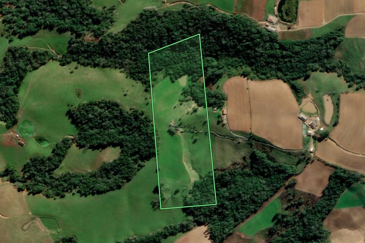 Imagem de satélite do imóvel rural em Alfredo Wagner (SC), com o contorno declarado no CAR desenhado por cima.