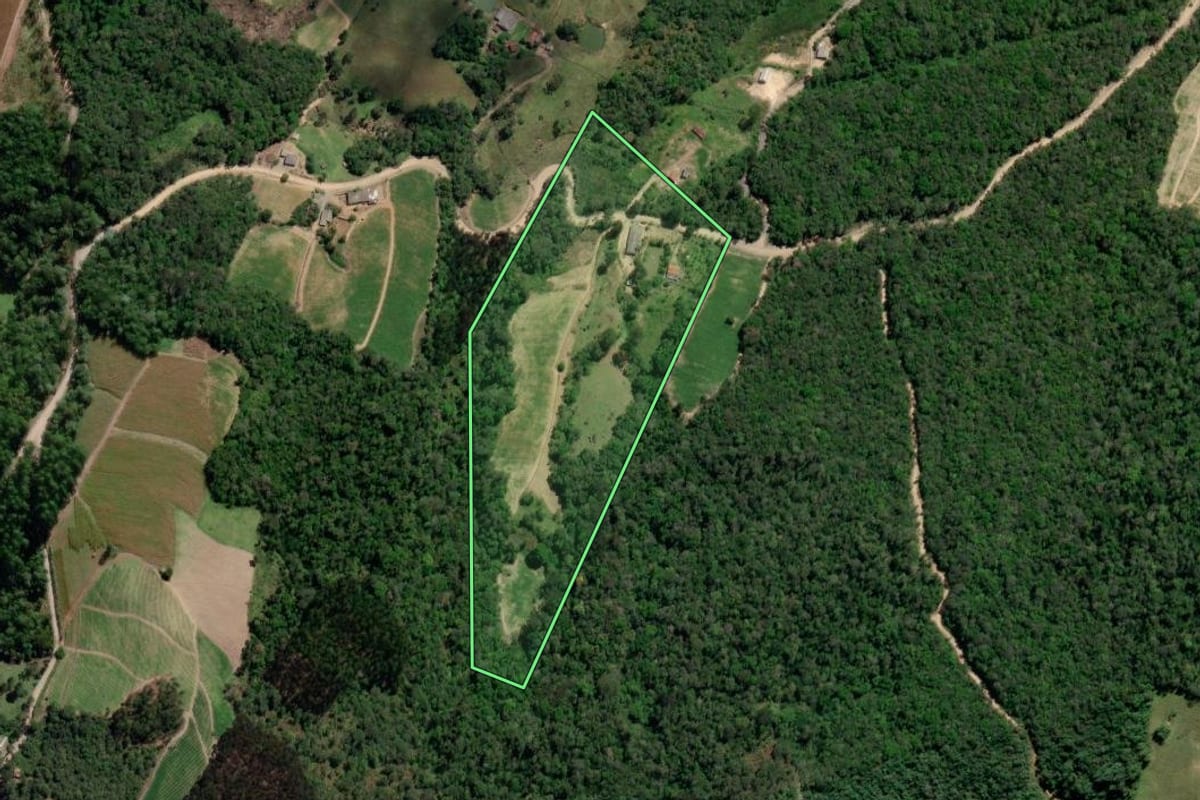 Imagem de satélite do imóvel rural em Alfredo Wagner (SC), com o contorno declarado no CAR desenhado por cima.