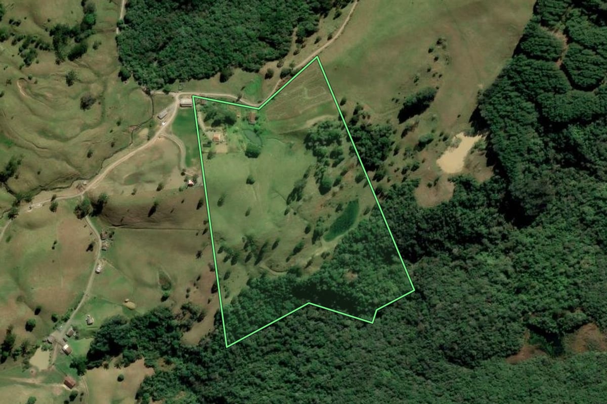 Imagem de satélite do imóvel rural em Alfredo Wagner (SC), com o contorno declarado no CAR desenhado por cima.