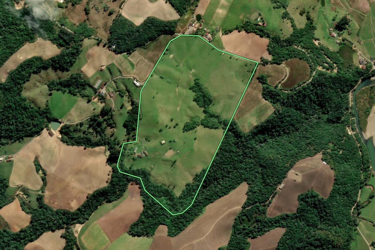 Imagem de satélite do imóvel rural em Alfredo Wagner (SC), com o contorno declarado no CAR desenhado por cima.