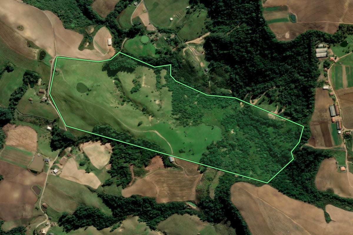 Imagem de satélite do imóvel rural em Alfredo Wagner (SC), com o contorno declarado no CAR desenhado por cima.