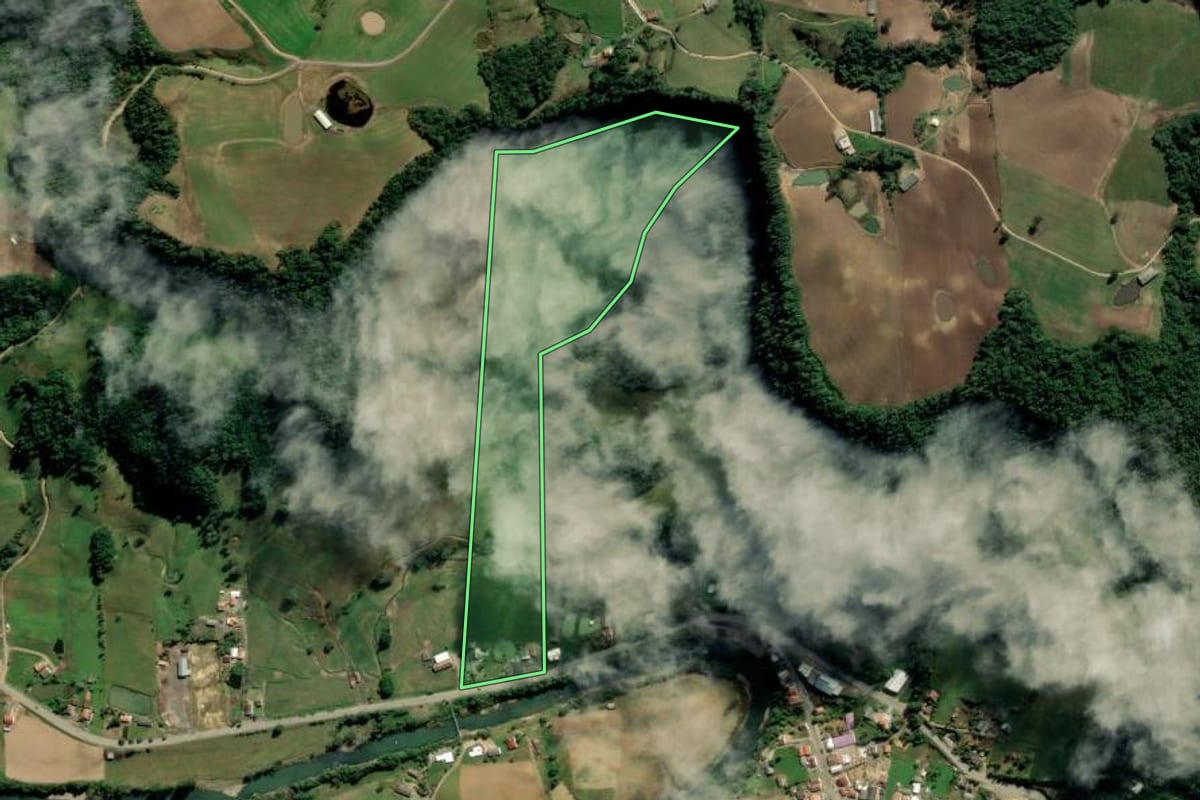 Imagem de satélite do imóvel rural em Alfredo Wagner (SC), com o contorno declarado no CAR desenhado por cima.