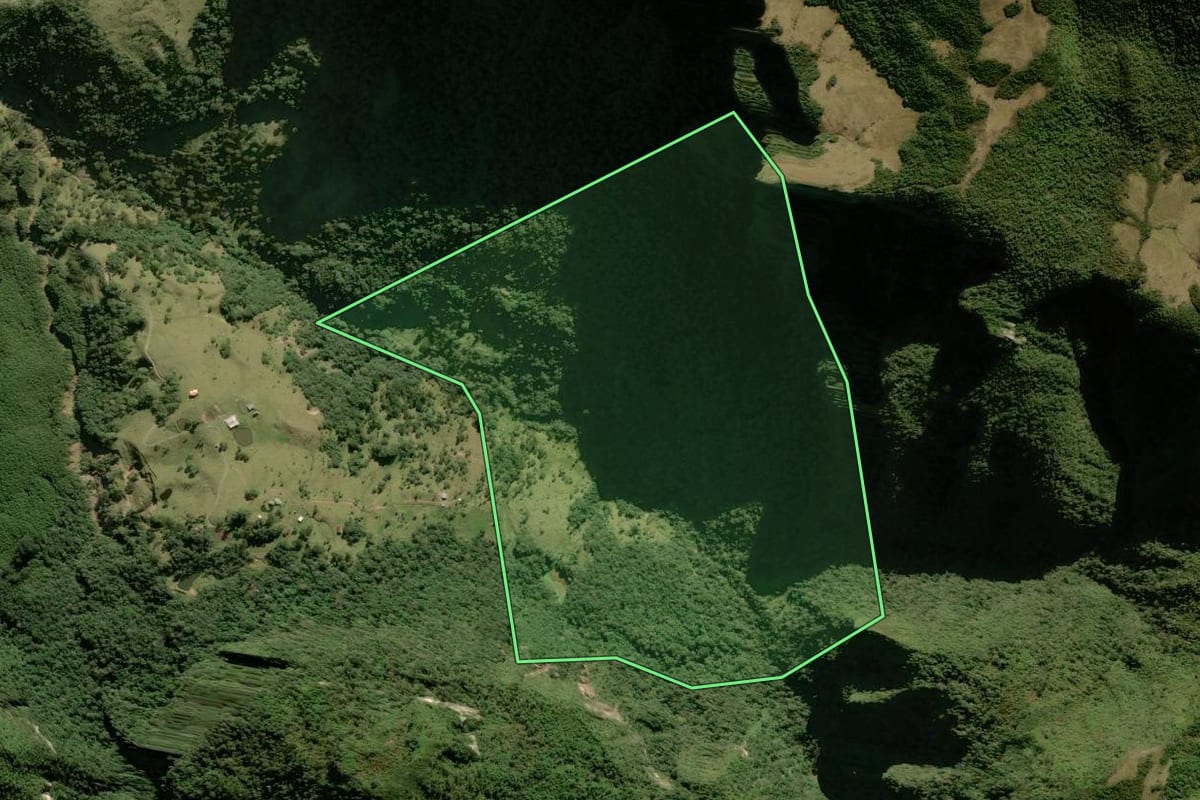 Imagem de satélite do imóvel rural em Alfredo Wagner (SC), com o contorno declarado no CAR desenhado por cima.