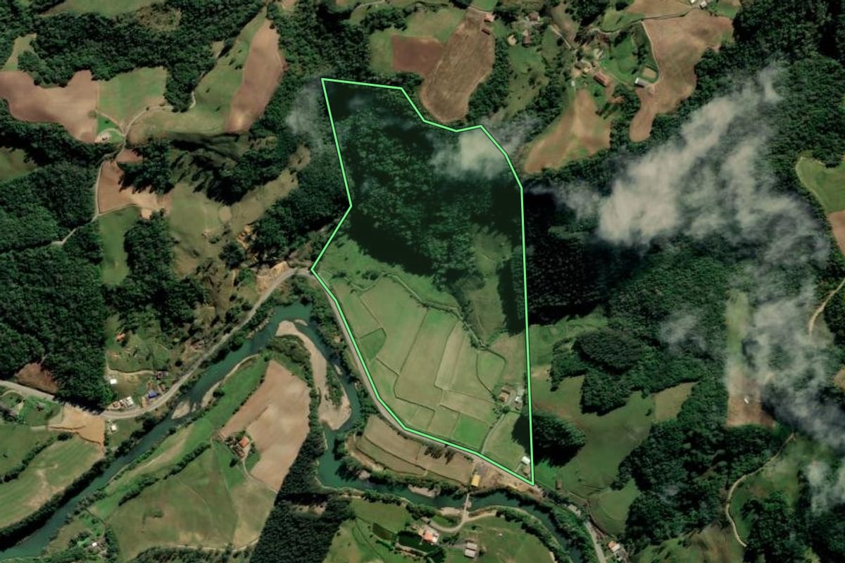 Imagem de satélite do imóvel rural em Alfredo Wagner (SC), com o contorno declarado no CAR desenhado por cima.