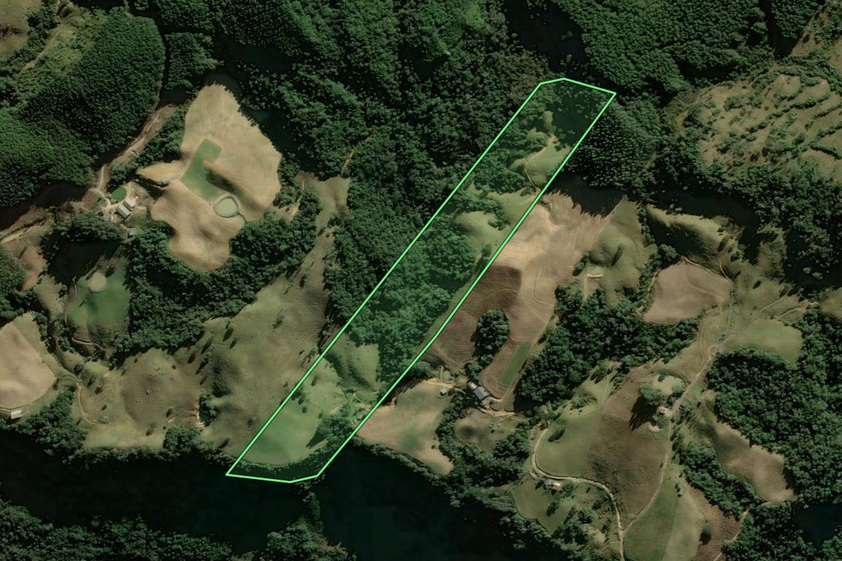 Imagem de satélite do imóvel rural em Alfredo Wagner (SC), com o contorno declarado no CAR desenhado por cima.