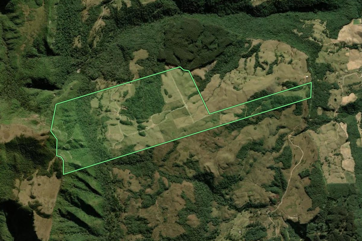 Imagem de satélite do imóvel rural em Alfredo Wagner (SC), com o contorno declarado no CAR desenhado por cima.
