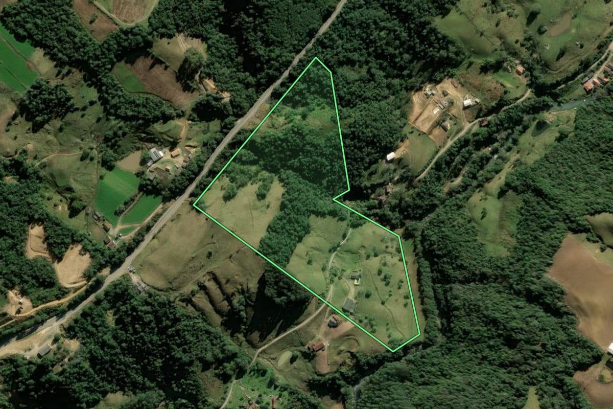 Imagem de satélite do imóvel rural em Alfredo Wagner (SC), com o contorno declarado no CAR desenhado por cima.