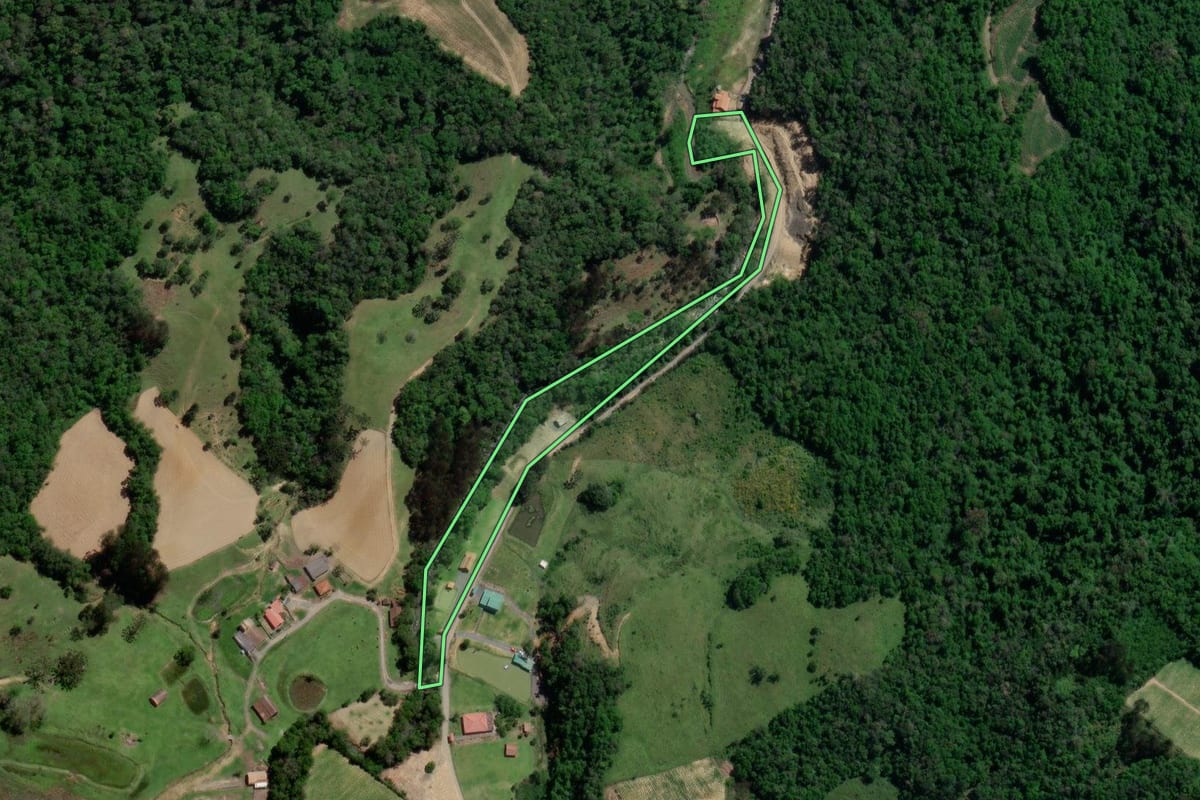 Imagem de satélite do imóvel rural em Alfredo Wagner (SC), com o contorno declarado no CAR desenhado por cima.