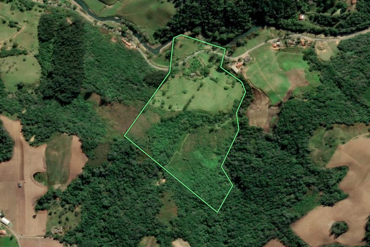 Imagem de satélite do imóvel rural em Alfredo Wagner (SC), com o contorno declarado no CAR desenhado por cima.