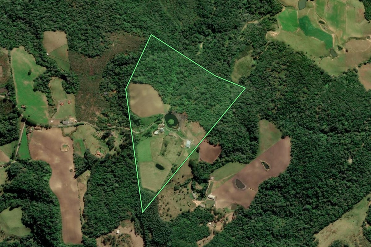 Imagem de satélite do imóvel rural em Alfredo Wagner (SC), com o contorno declarado no CAR desenhado por cima.