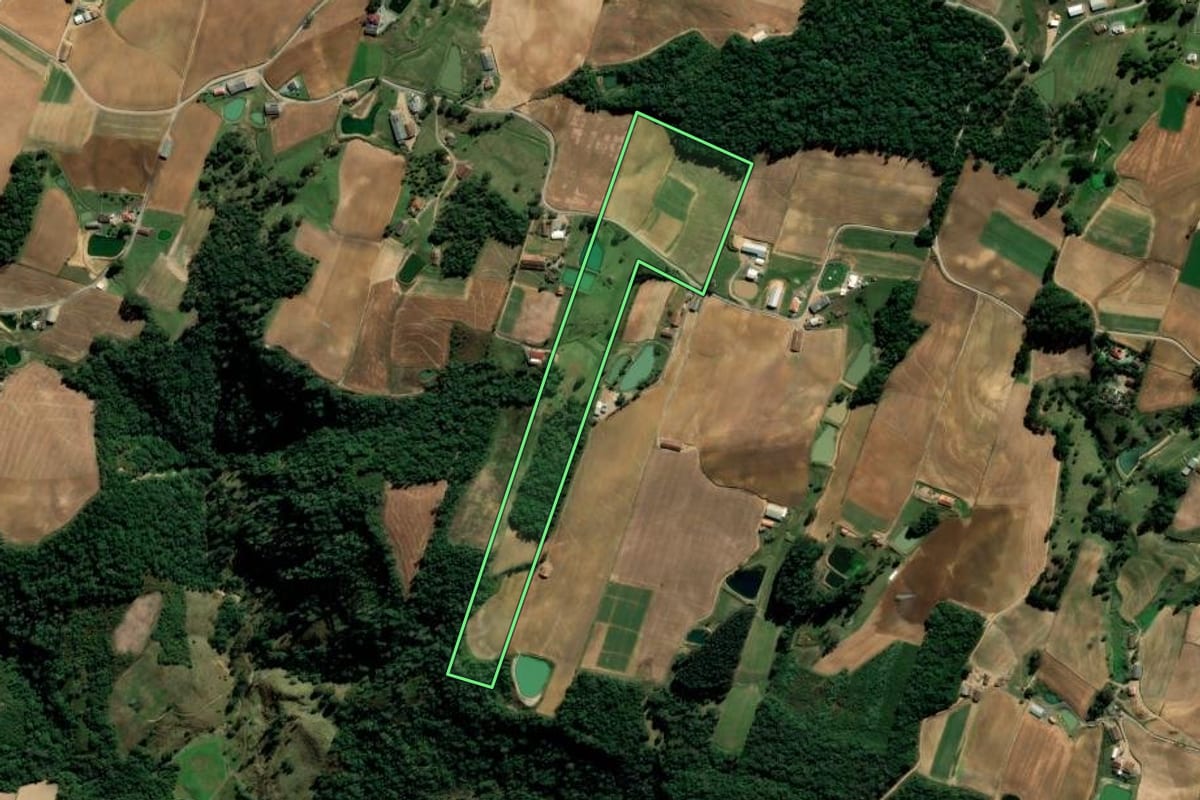 Imagem de satélite do imóvel rural em Alfredo Wagner (SC), com o contorno declarado no CAR desenhado por cima.
