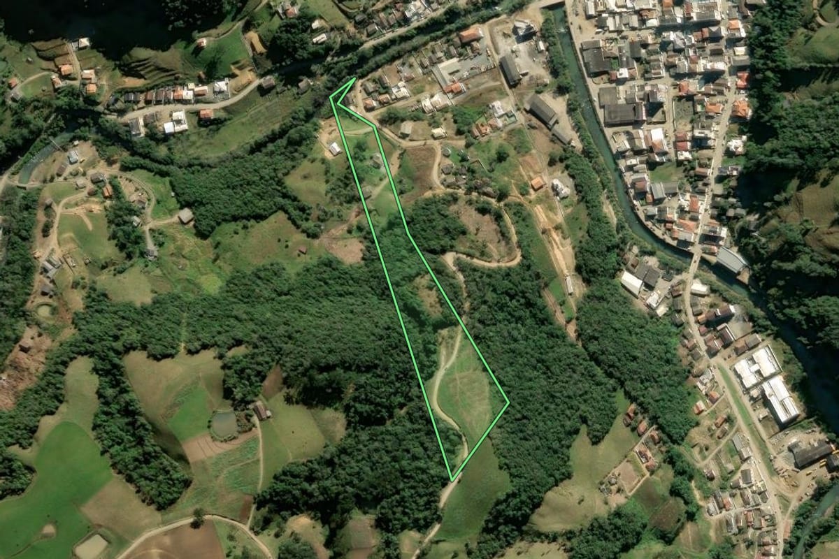 Imagem de satélite do imóvel rural em Alfredo Wagner (SC), com o contorno declarado no CAR desenhado por cima.