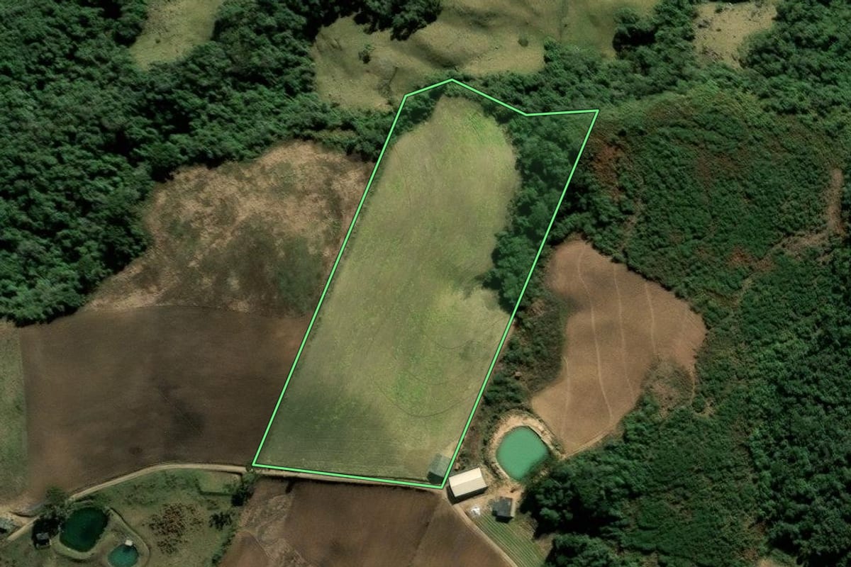 Imagem de satélite do imóvel rural em Alfredo Wagner (SC), com o contorno declarado no CAR desenhado por cima.