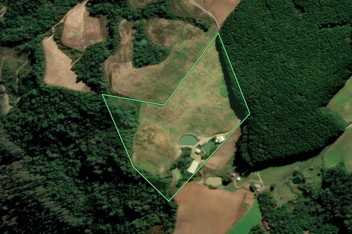 Imagem de satélite do imóvel rural em Alfredo Wagner (SC), com o contorno declarado no CAR desenhado por cima.