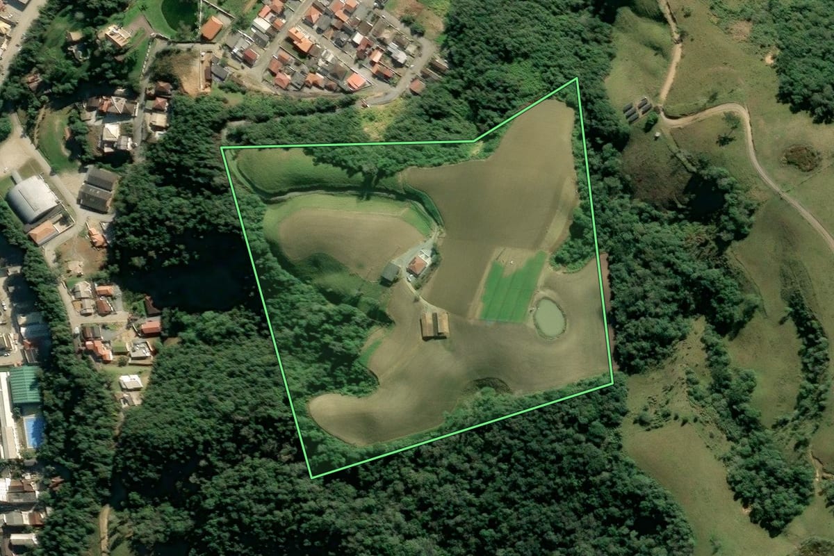 Imagem de satélite do imóvel rural em Alfredo Wagner (SC), com o contorno declarado no CAR desenhado por cima.