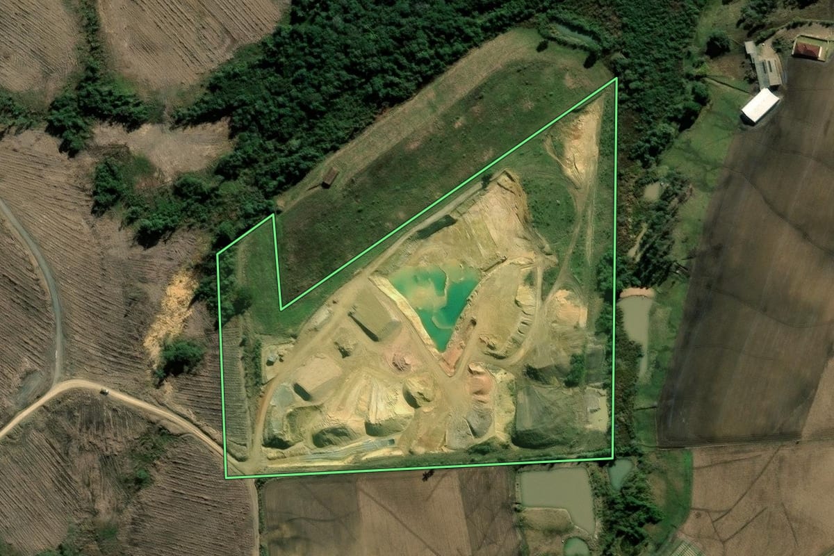 Imagem de satélite do imóvel rural em Alfredo Wagner (SC), com o contorno declarado no CAR desenhado por cima.