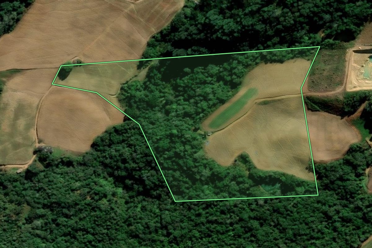 Imagem de satélite do imóvel rural em Alfredo Wagner (SC), com o contorno declarado no CAR desenhado por cima.