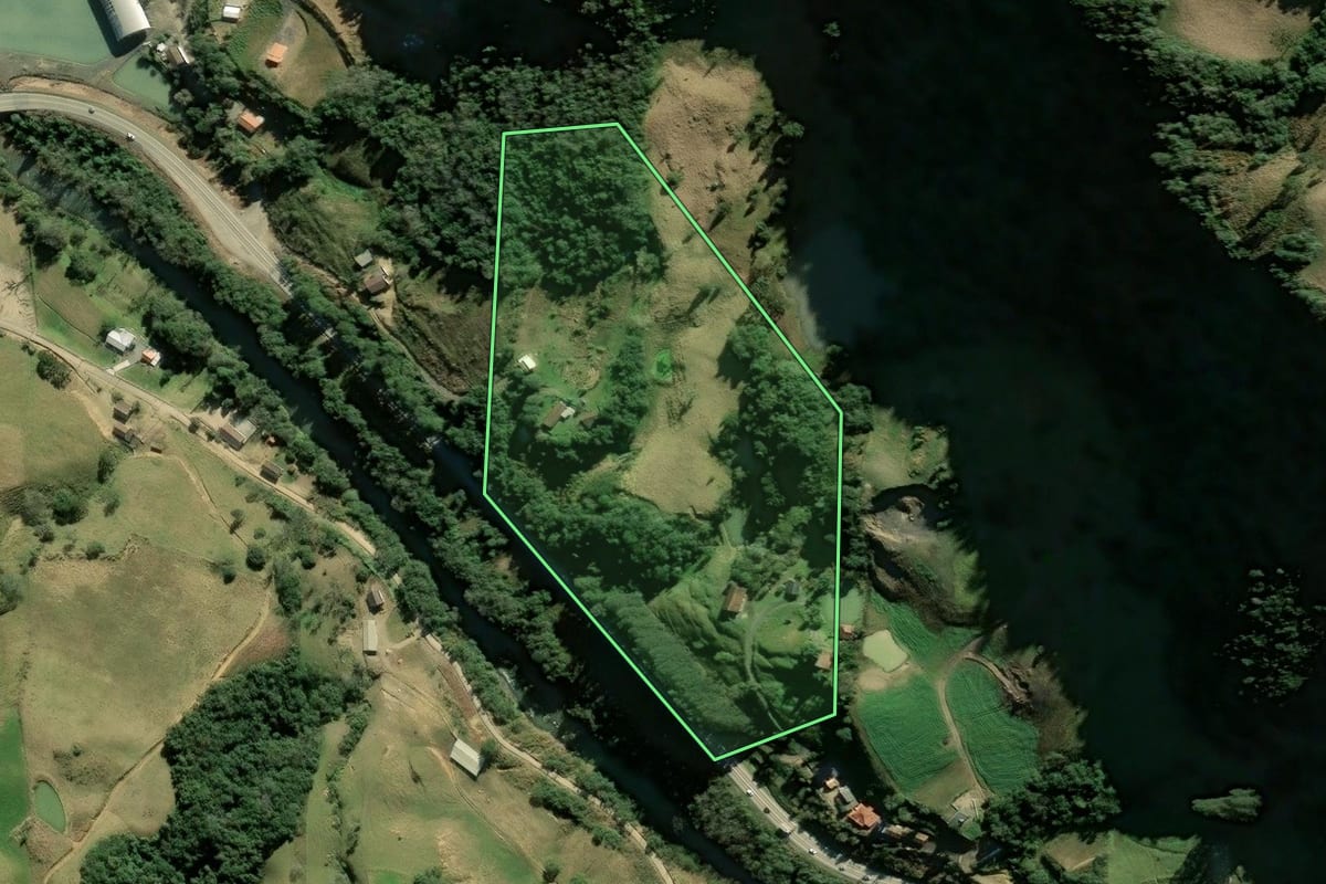 Imagem de satélite do imóvel rural em Alfredo Wagner (SC), com o contorno declarado no CAR desenhado por cima.
