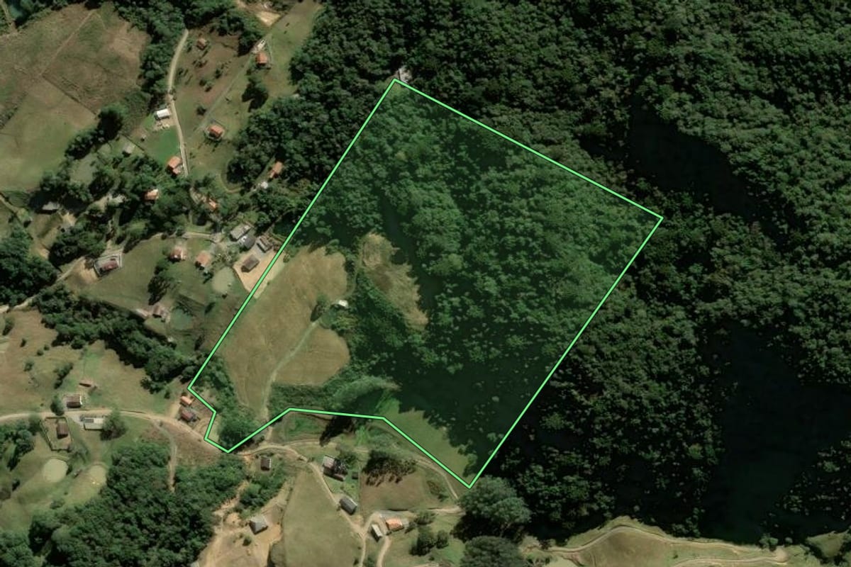 Imagem de satélite do imóvel rural em Alfredo Wagner (SC), com o contorno declarado no CAR desenhado por cima.