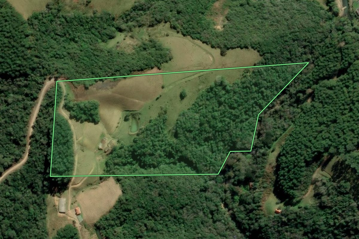 Imagem de satélite do imóvel rural em Alfredo Wagner (SC), com o contorno declarado no CAR desenhado por cima.
