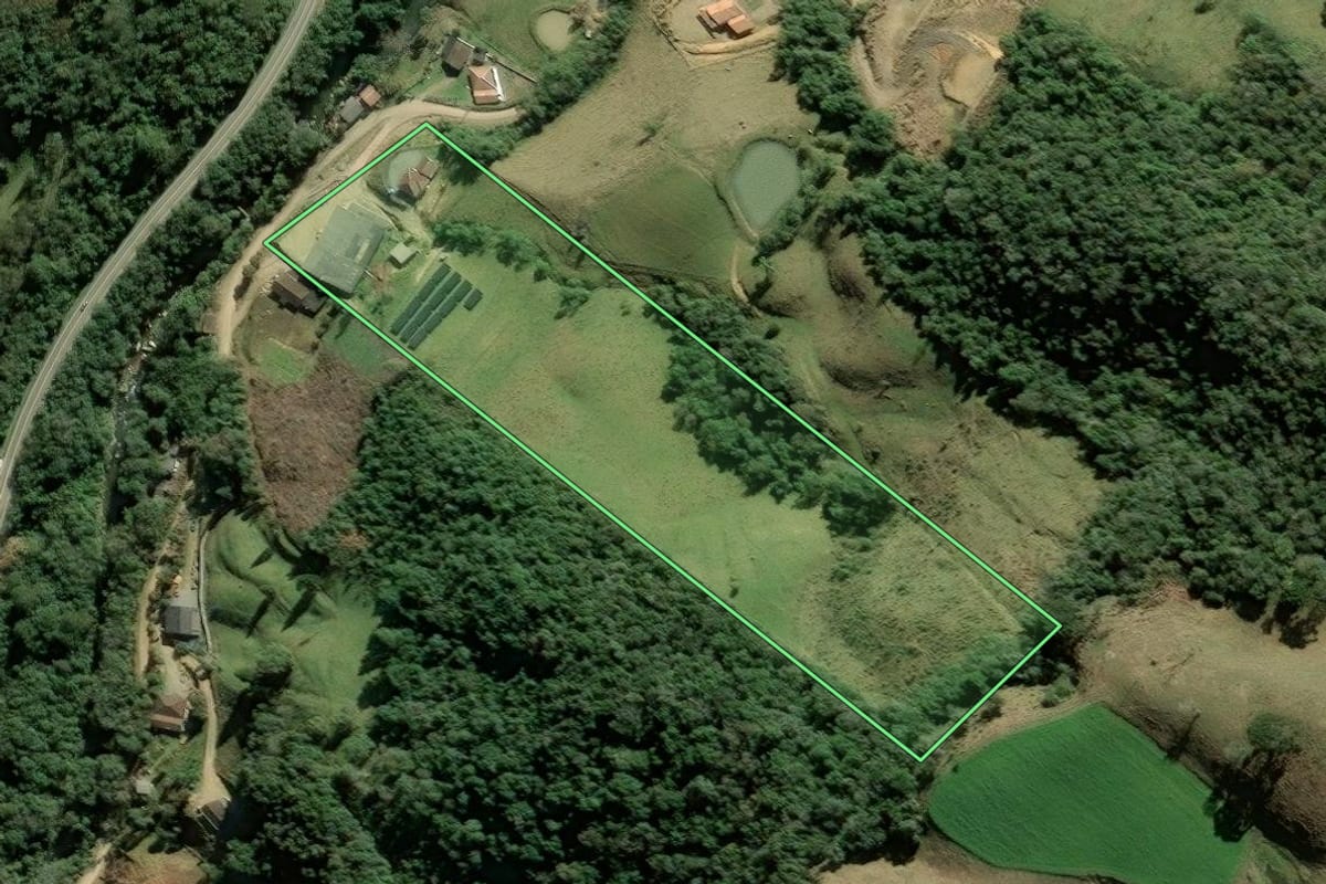Imagem de satélite do imóvel rural em Alfredo Wagner (SC), com o contorno declarado no CAR desenhado por cima.