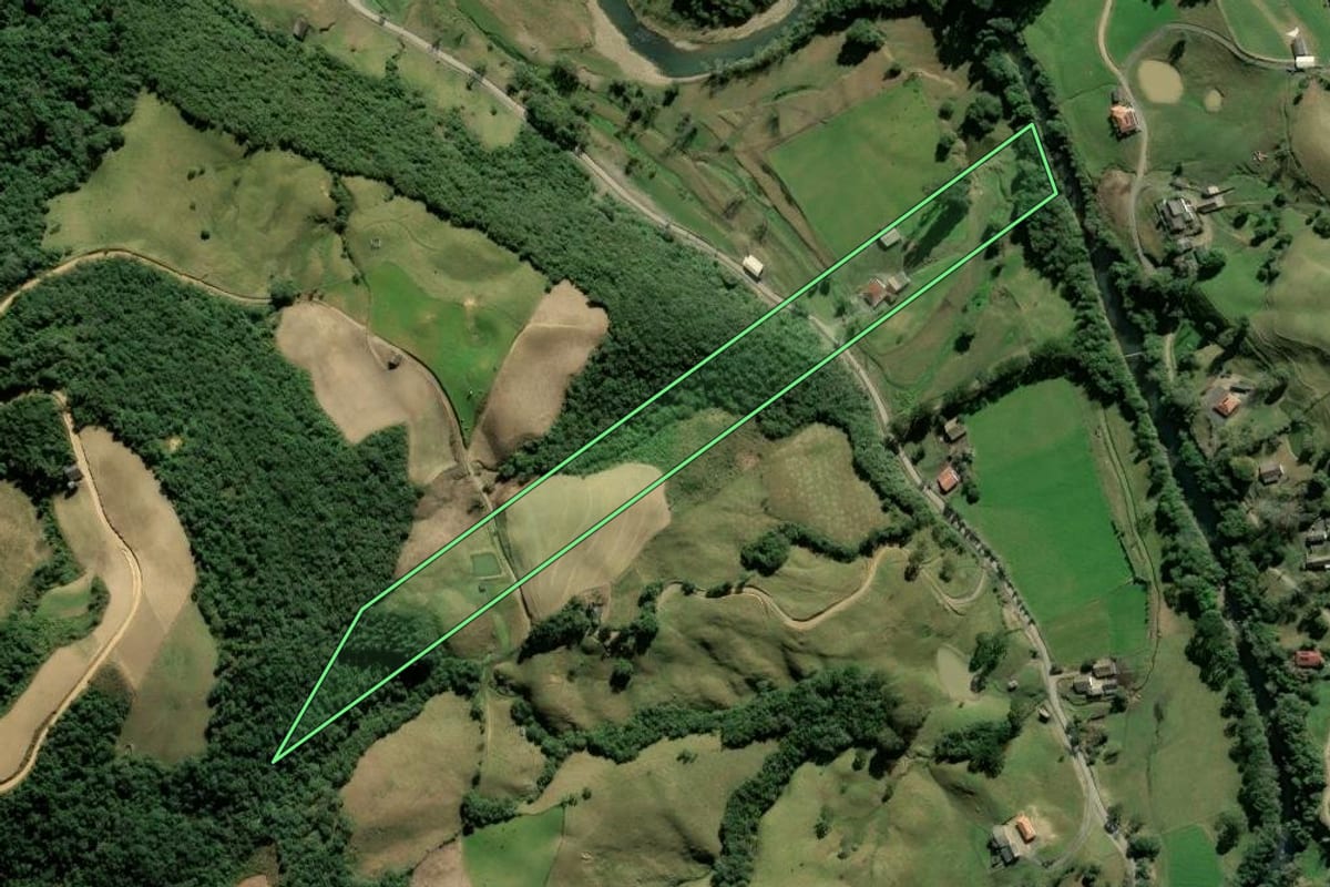 Imagem de satélite do imóvel rural em Alfredo Wagner (SC), com o contorno declarado no CAR desenhado por cima.