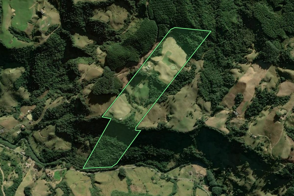 Imagem de satélite do imóvel rural em Alfredo Wagner (SC), com o contorno declarado no CAR desenhado por cima.