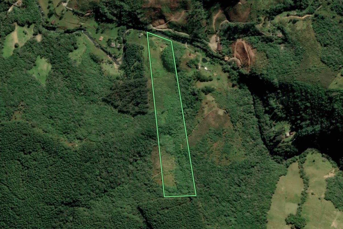 Imagem de satélite do imóvel rural em Alfredo Wagner (SC), com o contorno declarado no CAR desenhado por cima.