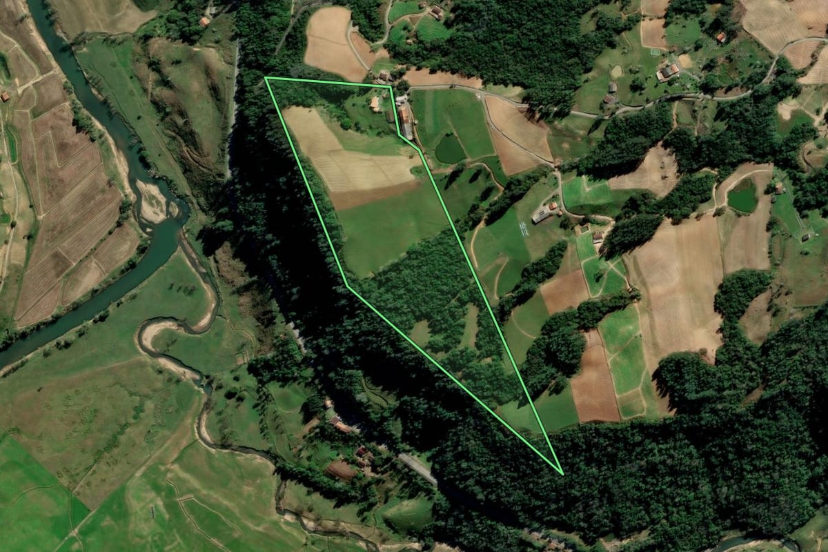 Imagem de satélite do imóvel rural em Alfredo Wagner (SC), com o contorno declarado no CAR desenhado por cima.