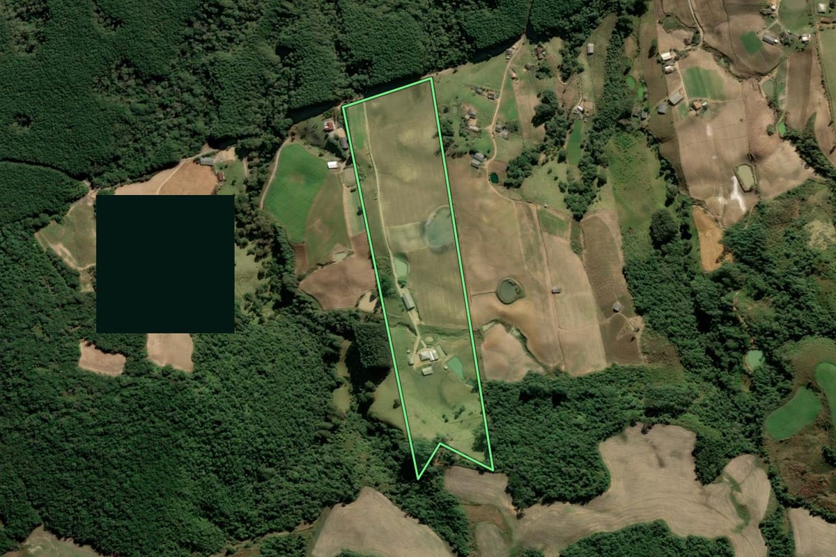 Imagem de satélite do imóvel rural em Alfredo Wagner (SC), com o contorno declarado no CAR desenhado por cima.