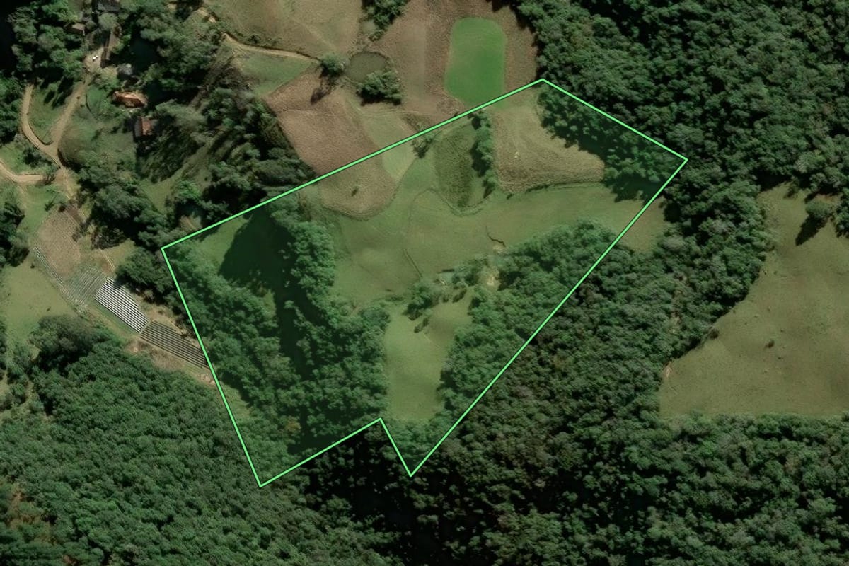 Imagem de satélite do imóvel rural em Alfredo Wagner (SC), com o contorno declarado no CAR desenhado por cima.