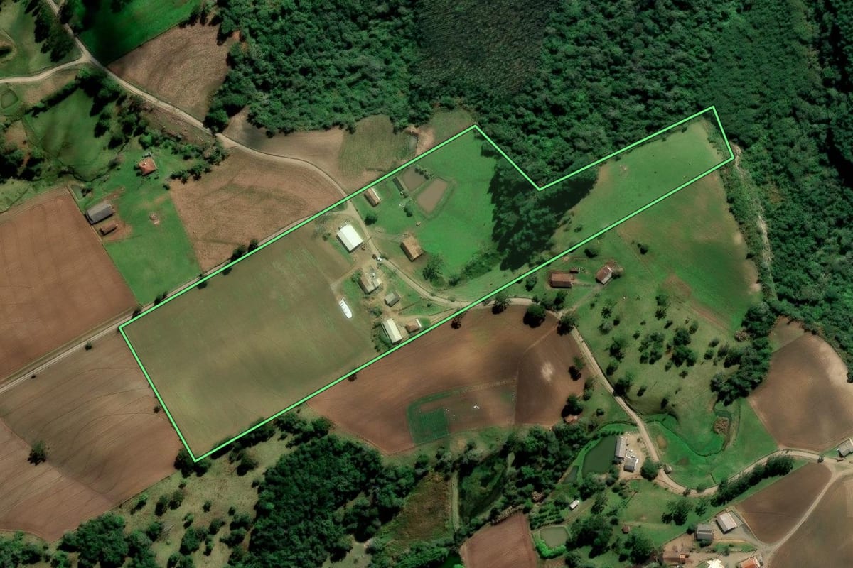 Imagem de satélite do imóvel rural em Alfredo Wagner (SC), com o contorno declarado no CAR desenhado por cima.