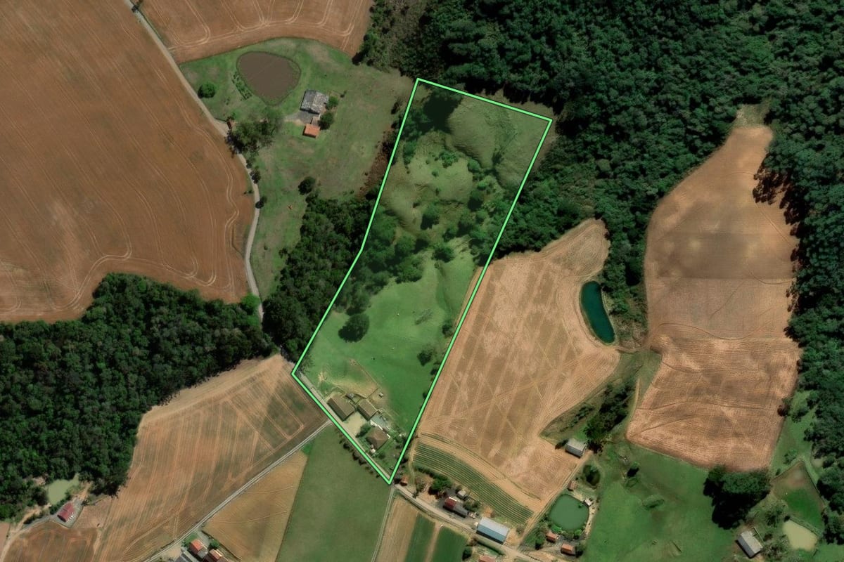 Imagem de satélite do imóvel rural em Alfredo Wagner (SC), com o contorno declarado no CAR desenhado por cima.