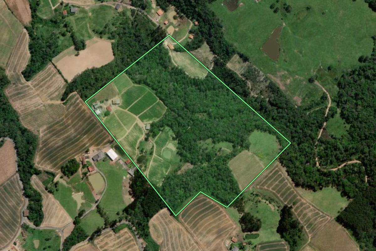 Imagem de satélite do imóvel rural em Alfredo Wagner (SC), com o contorno declarado no CAR desenhado por cima.