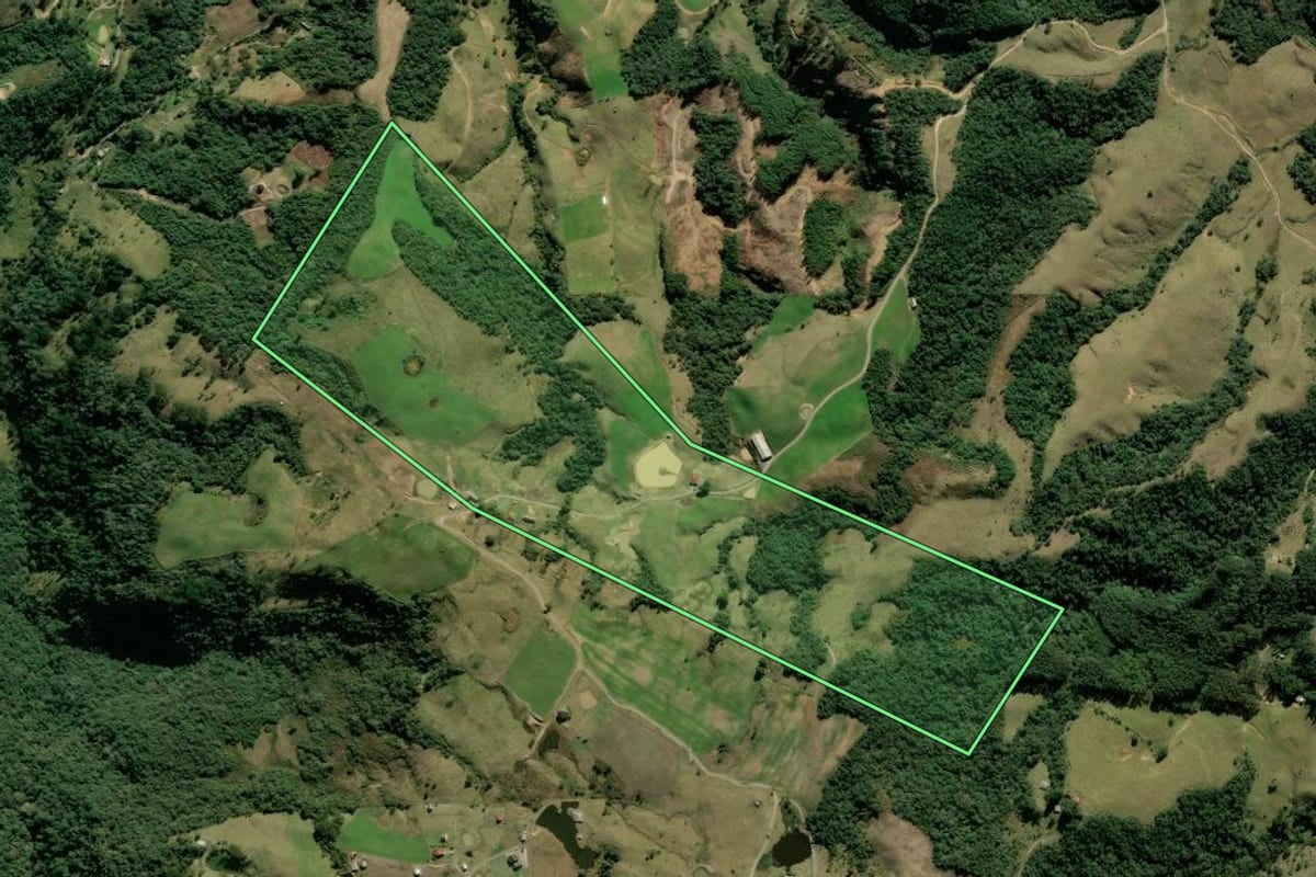 Imagem de satélite do imóvel rural em Alfredo Wagner (SC), com o contorno declarado no CAR desenhado por cima.