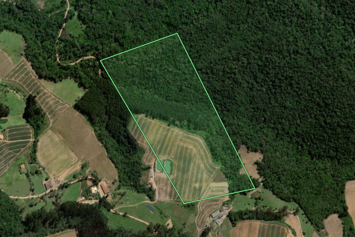 Imagem de satélite do imóvel rural em Alfredo Wagner (SC), com o contorno declarado no CAR desenhado por cima.