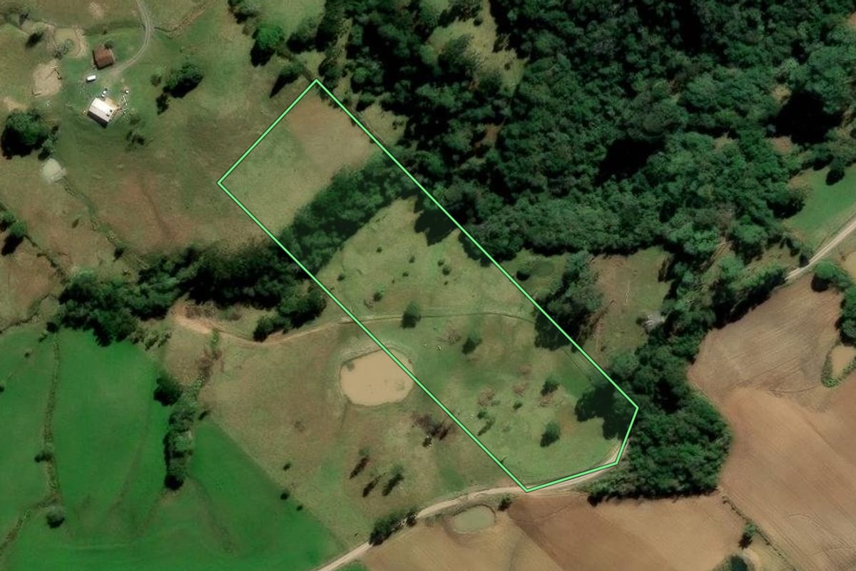 Imagem de satélite do imóvel rural em Alfredo Wagner (SC), com o contorno declarado no CAR desenhado por cima.