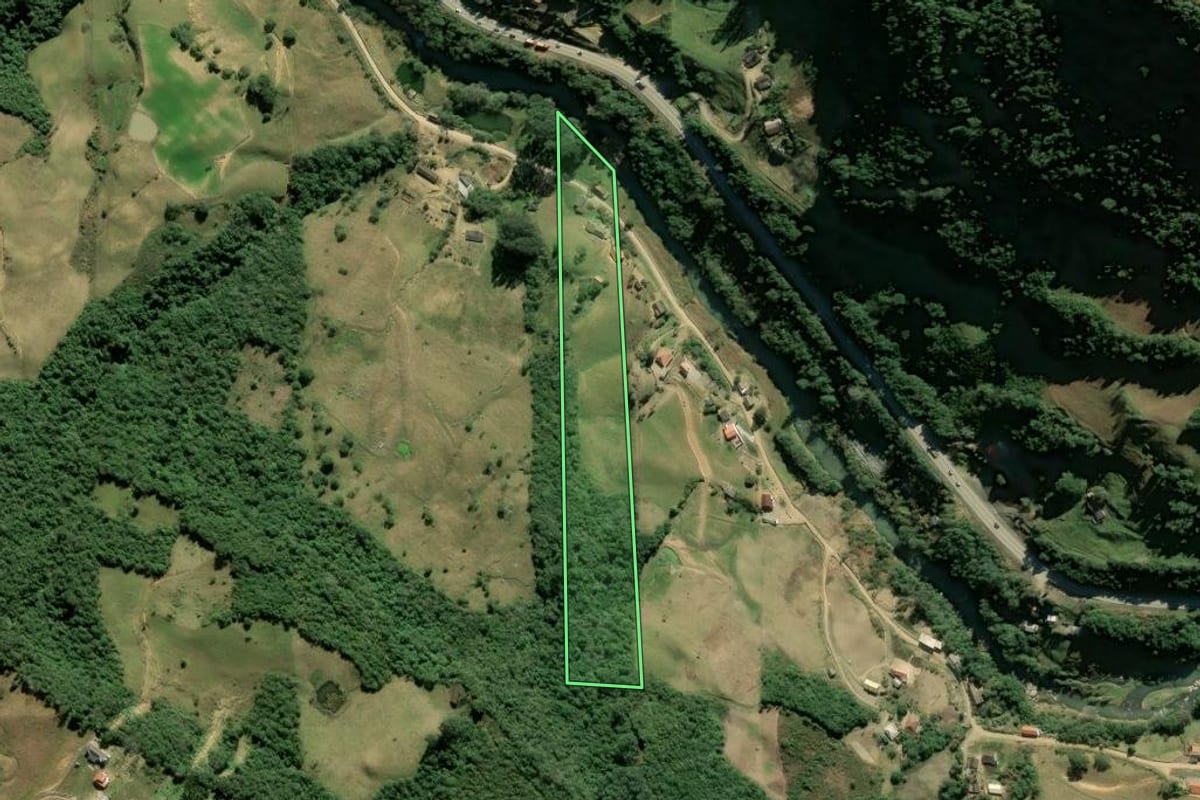 Imagem de satélite do imóvel rural em Alfredo Wagner (SC), com o contorno declarado no CAR desenhado por cima.